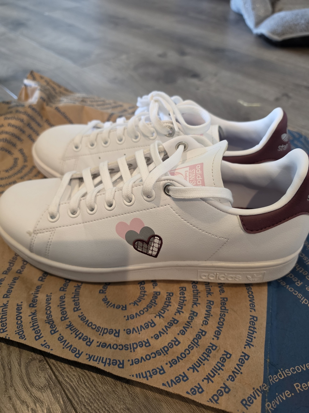 Adidas Stan Smith Heart Shoes Grey White Burgundy Pink Women's Size 8.5 Sneaker